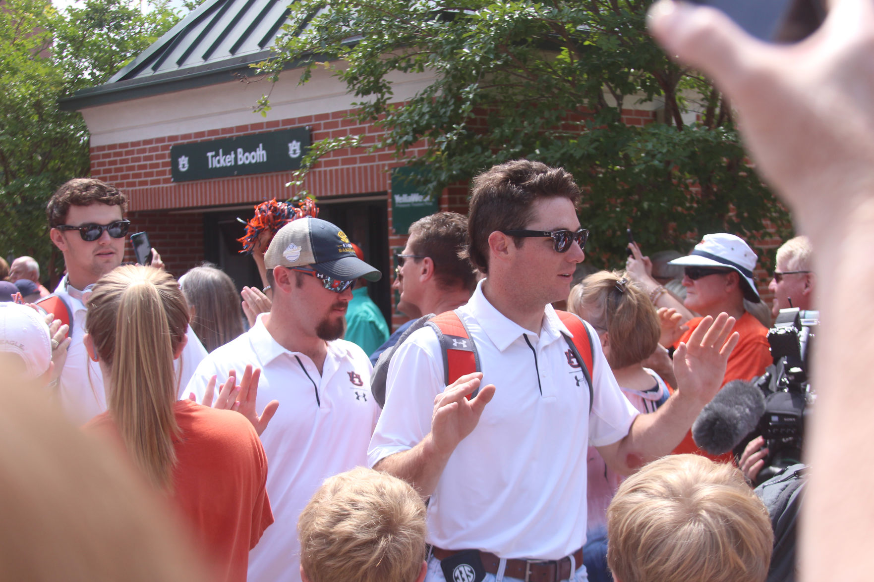Auburn baseball departs for College World Series in Omaha